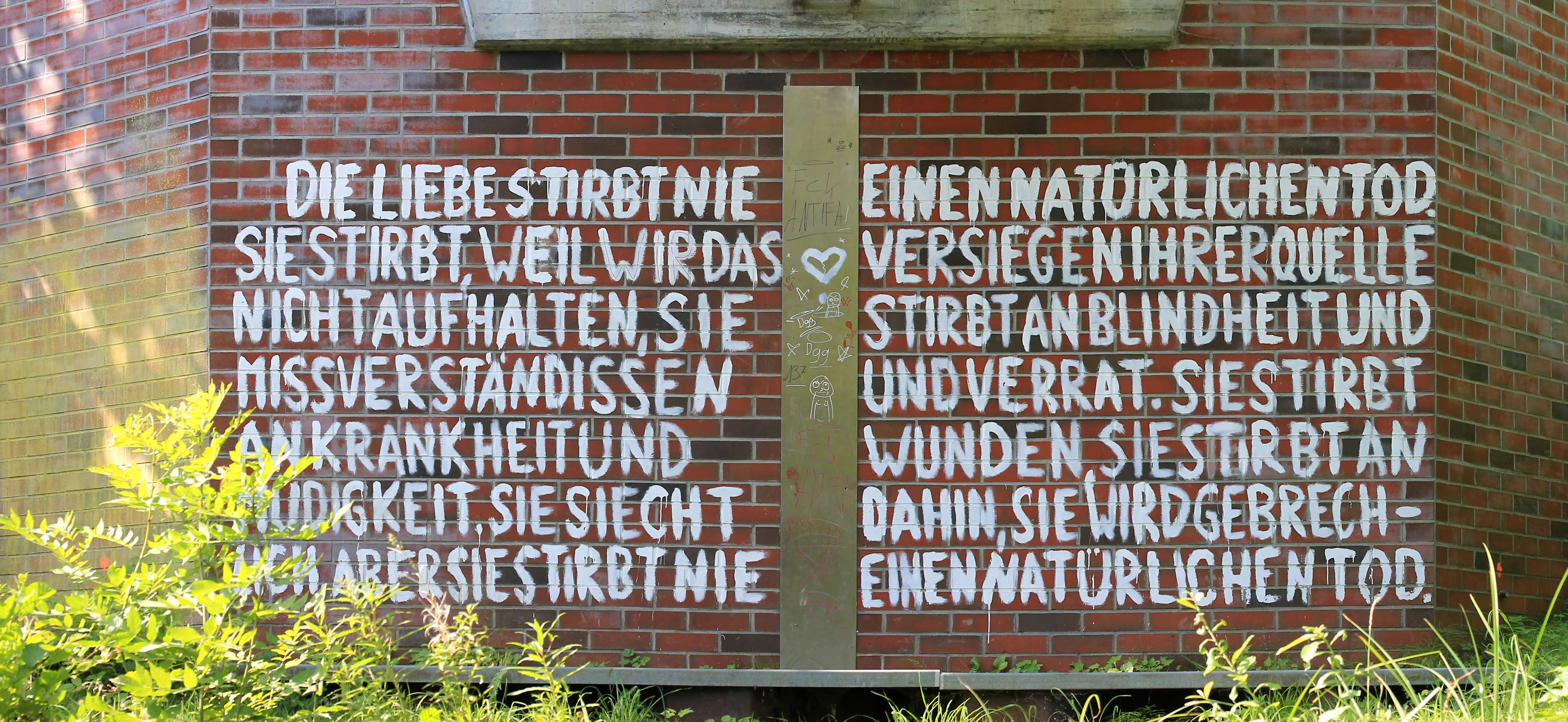 Spruch an einer Br&uuml;cke