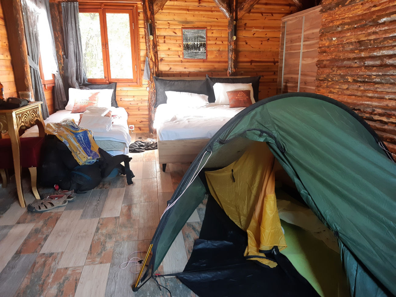 Zelt in Hütte